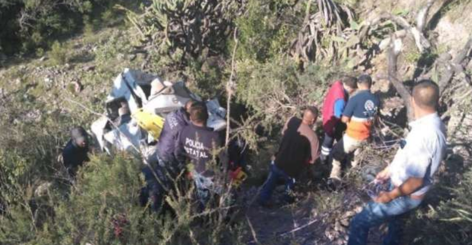 Se reportan víctimas tras caer camioneta a barranco en Zimapán, Hidalgo