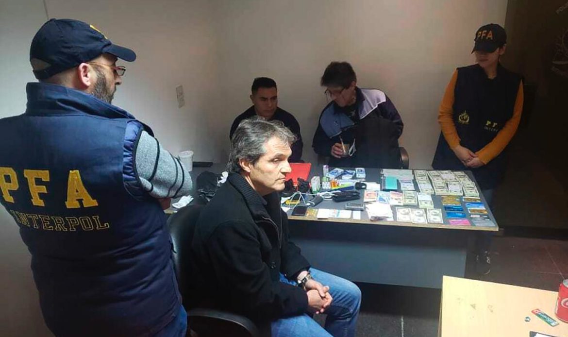 Detienen a Carlos Ahumada en Argentina; va México por extradición