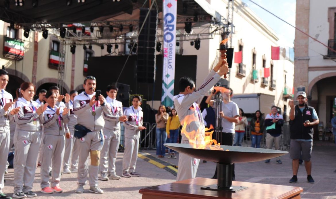 Atletas de la “Carrera de la Libertad” inician traslado del fuego simbólico a Dolores Hidalgo, Guanajuato