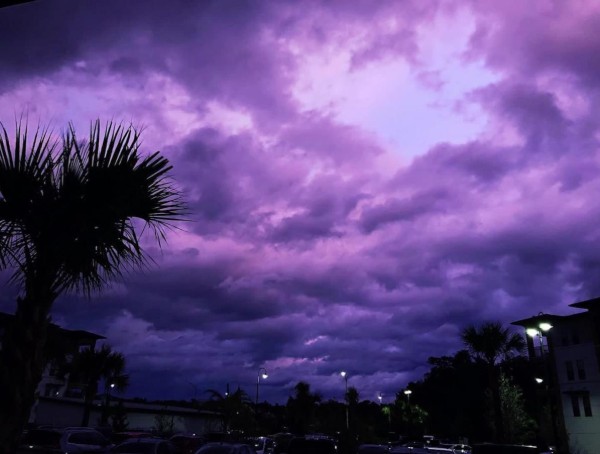 El cielo se torna púrpura tras el paso del huracán Dorian