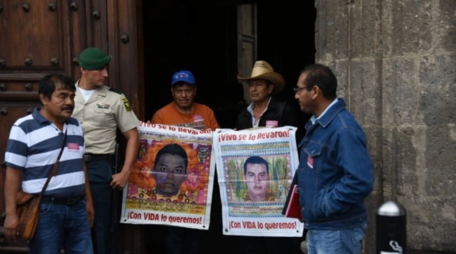 Pactan familiares reiniciar investigación del caso Ayotzinapa