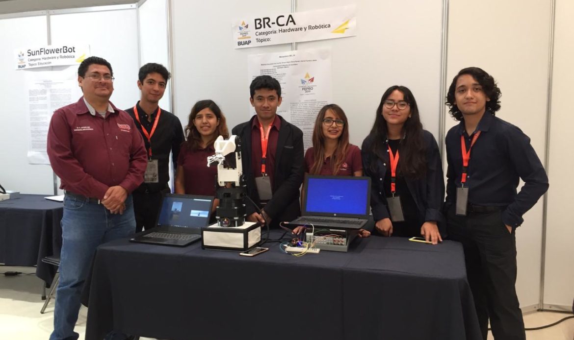 Universitarios de la UPQ triunfan en concurso de Hardware y Robótica