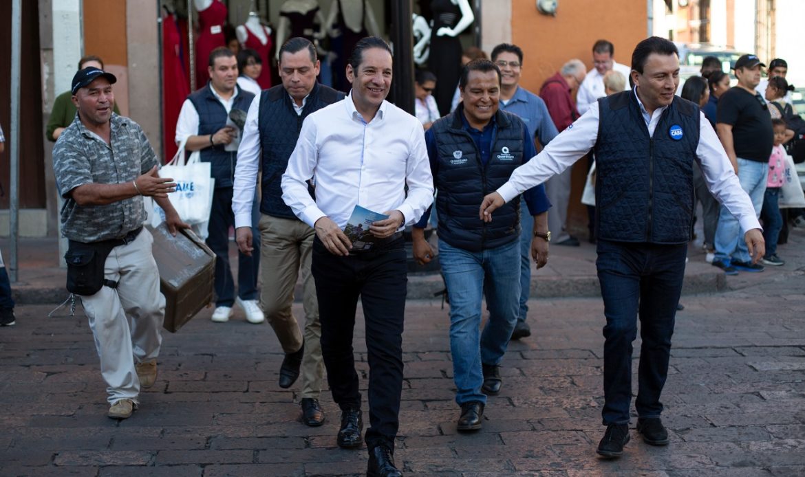 Recorre Gobernador calles del Centro Histórico de Querétaro para informar a las y los queretanos con motivo de su cuarto año de gobierno