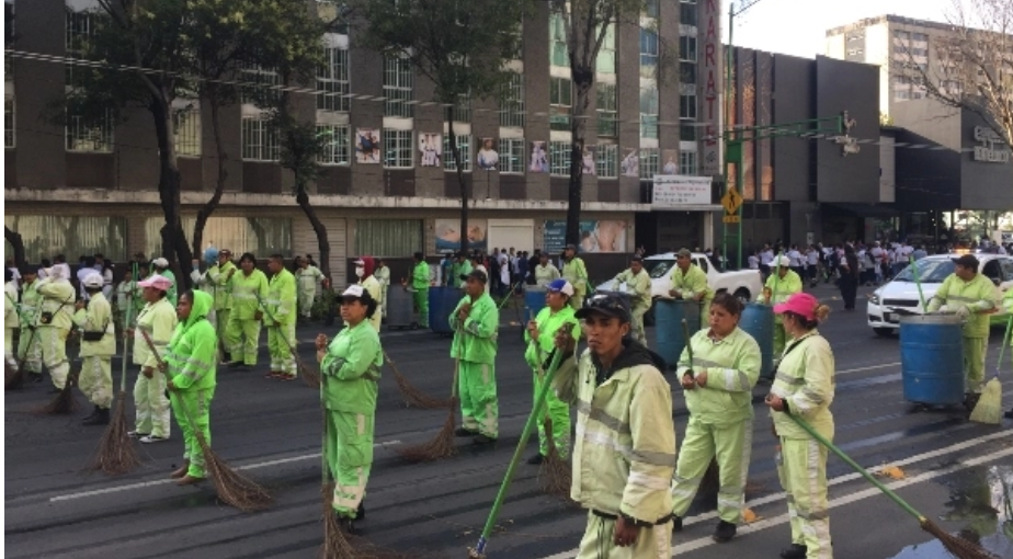 Tras marcha del 2 de octubre, trabajadores de limpia siguen despintando calles 