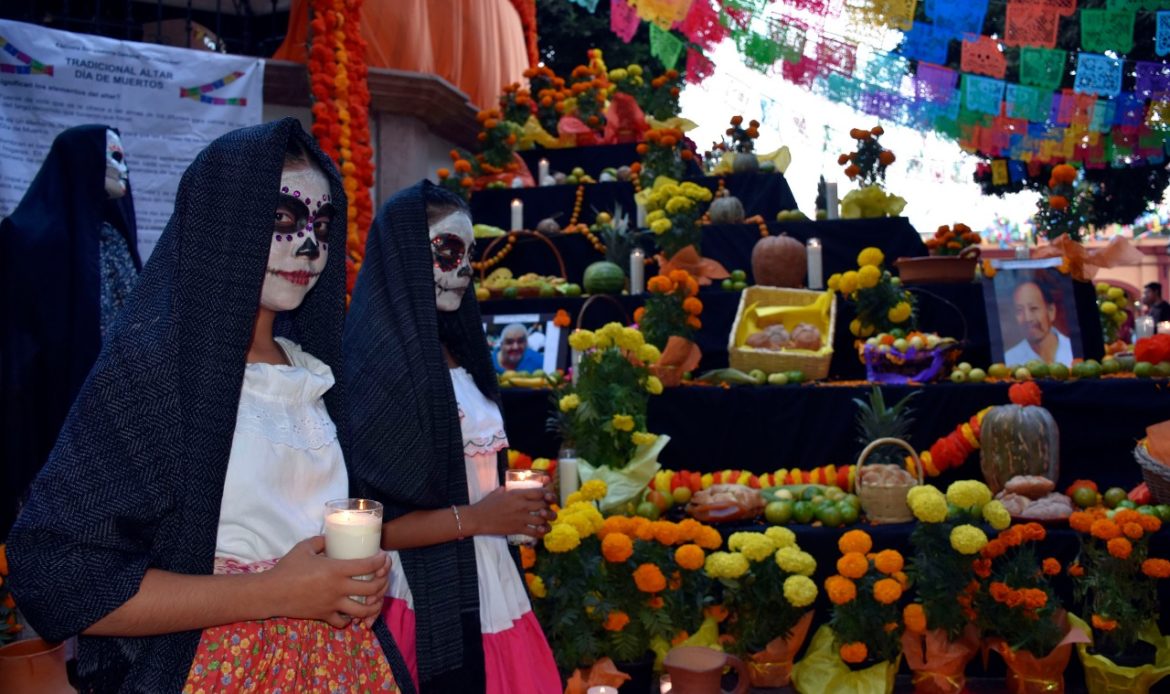 Secundaria Quetzalcóatl realiza concurso de catrinas, calaveras literarias y altar de muertos