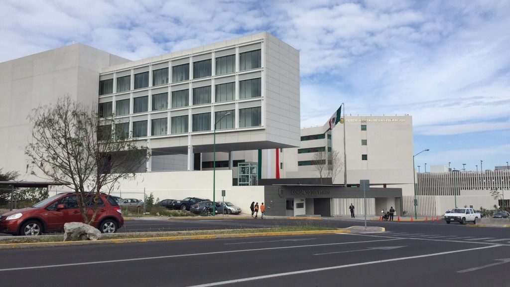 Proponen eliminar seguros de vida para funcionarios de Querétaro