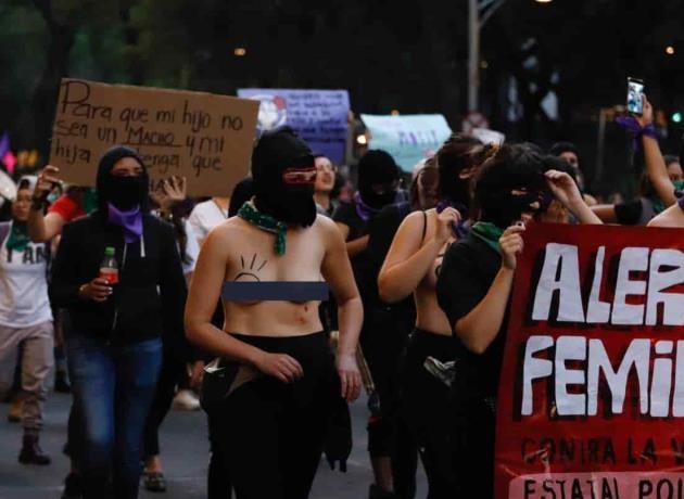 Decomisan mazos, palas, varillas y aerosol en marcha feminista