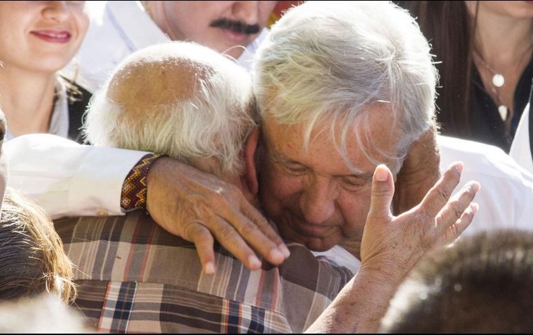 López Obrador propone dar pensiones y becas a todos los pobres