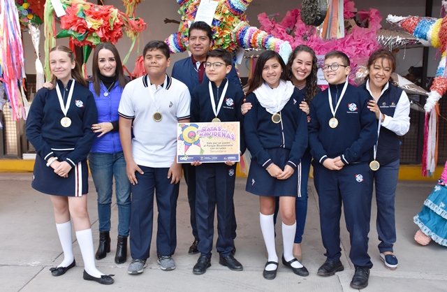 Premian a ganadores del segundo concurso de manualidades Piñatas Navideñas