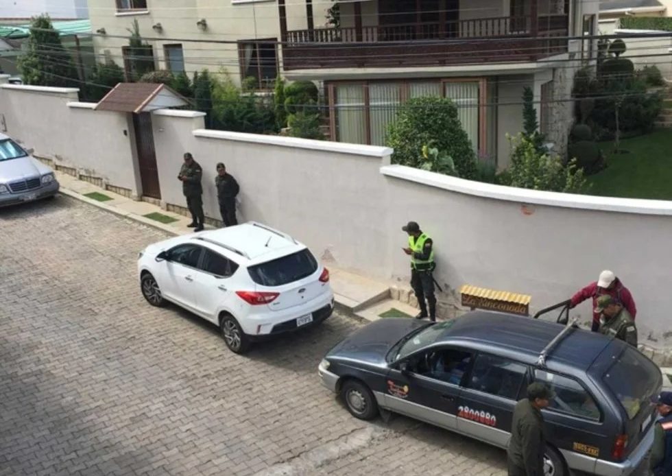 Llegan 50 policías y militares a embajada de México en Bolivia