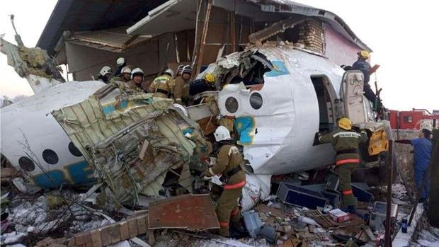 Se estrella un avión con 100 personas; hay sobrevivientes