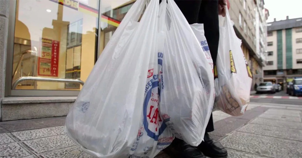 Multas de 168 mil pesos por dar bolsas de plástico
