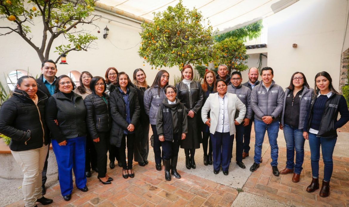 Estrecha Sra. Karina Castro de Domínguez lazos con empleados del DIF Estatal