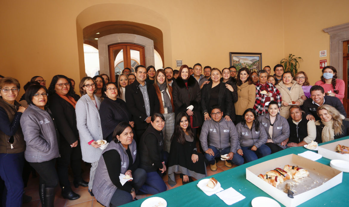 Comparte Karina Castro de Domínguez rosca de reyes con sus colaboradores del DIF Estatal