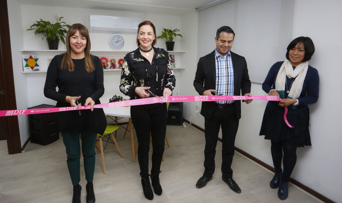 Sra. Karina Castro de Domínguez inaugura Aula de Contención Emocional