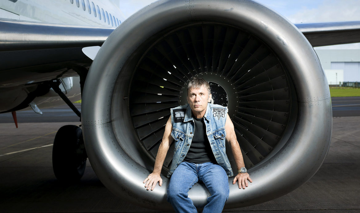 Bruce Dickinson vocalista de Iron Maiden ya es miembro de la Real Fuerza Aérea Británica