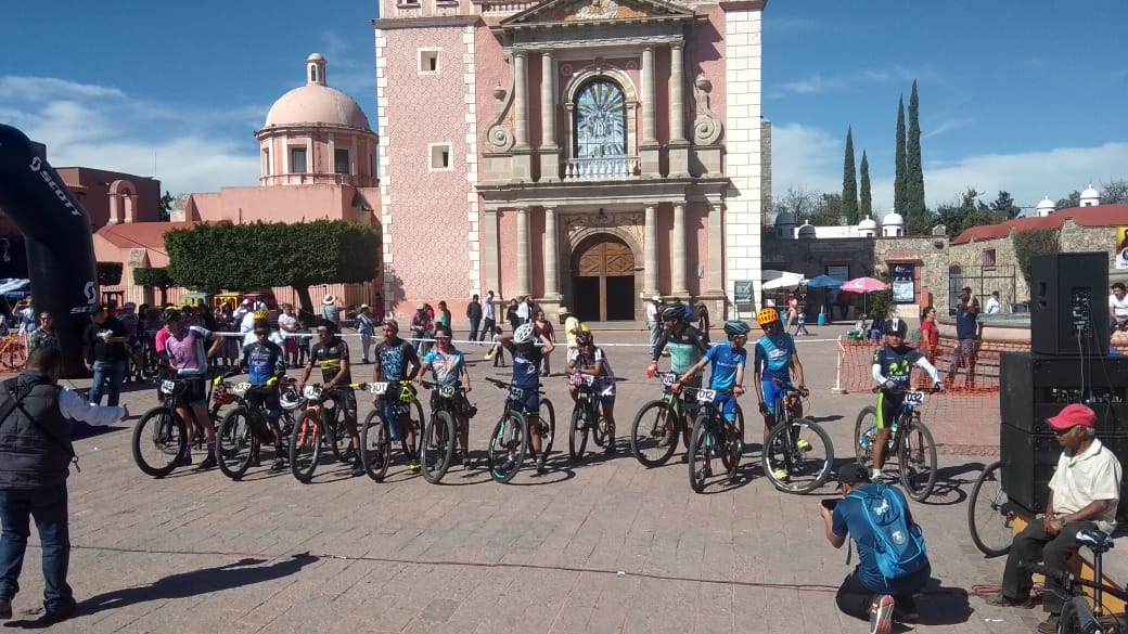 Inicia Campeonato Estatal de ciclismo de montaña; y premian torneo de futbol en San Isidro Miranda