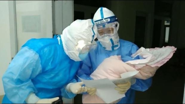 Nace bebé con coronavirus en Wuhan