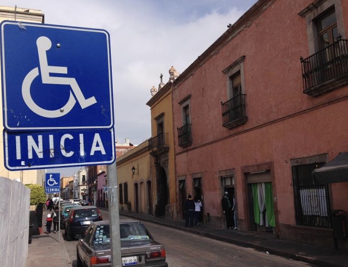 Hasta 4 mil pesos por estacionarse en espacios para discapacitados