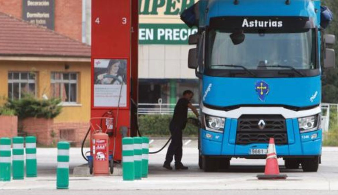 Por el coronavirus camioneros de España pasan más de 10 horas sin parar y sin comer