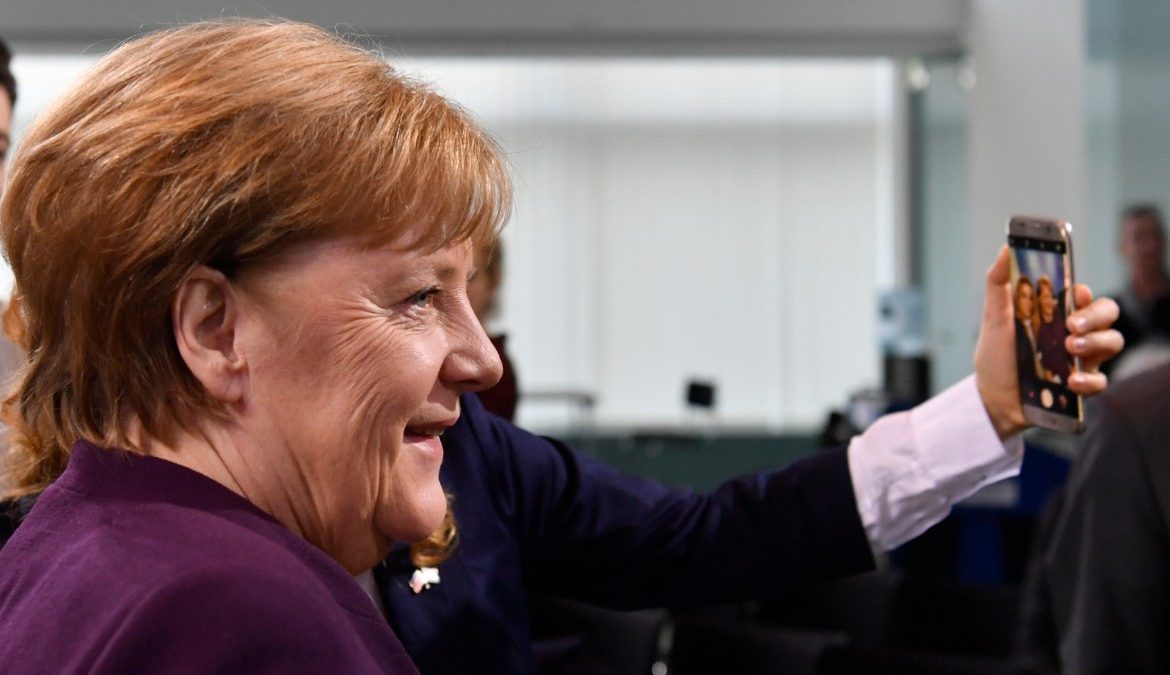 Ministro de Interior dejó con la mano estirada a Angela Merkel