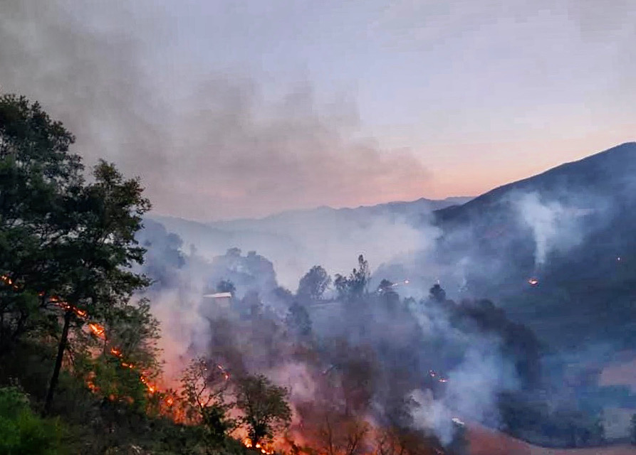 En Pinal de Amoles combaten incendio 237 personas  