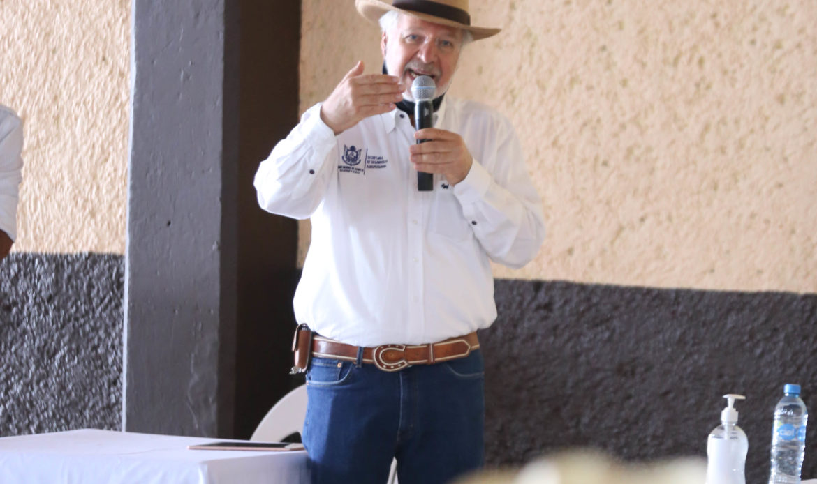 Titular de la SEDEA presenta programa emergente para ganaderos de San Juan del Río