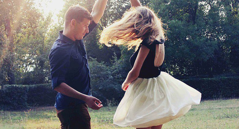 Para evitar contagios por Covid-19 prohíben bailar con desconocidos 