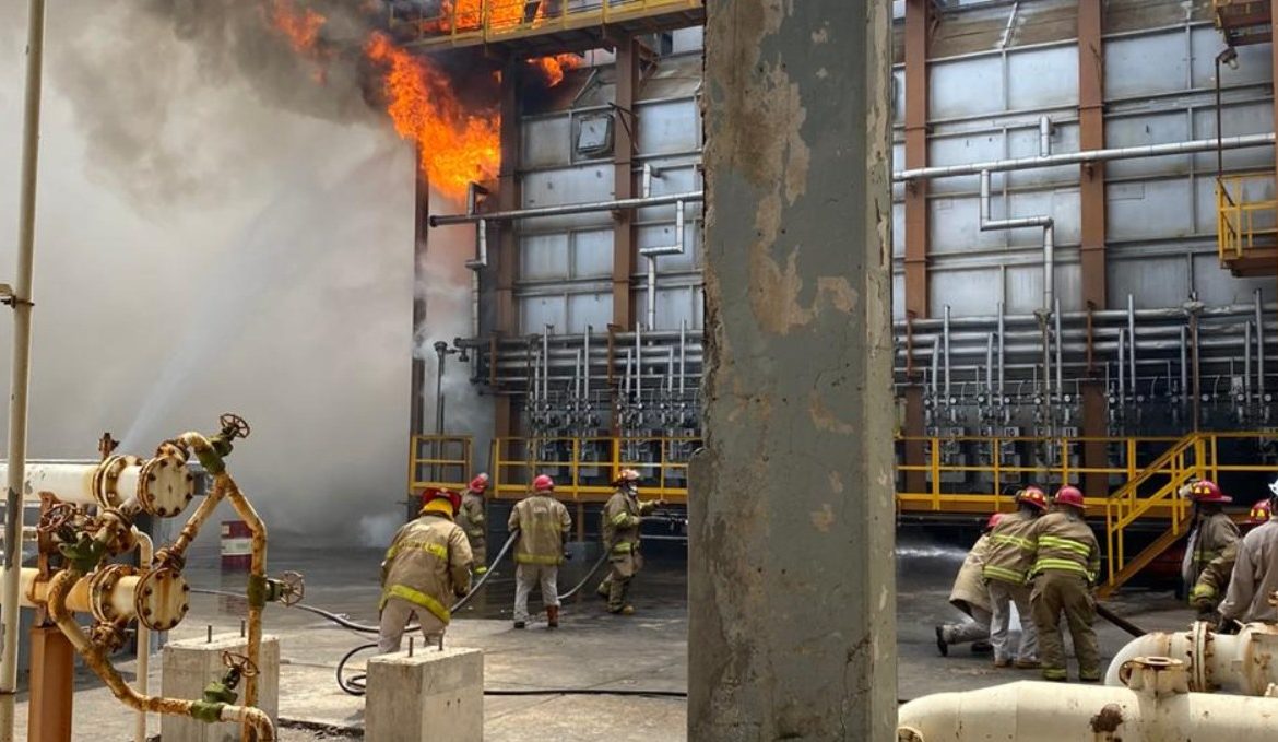 En refinería Antonio Dovalí de Salina Cruz, Oaxaca pemex sofoca incendio 