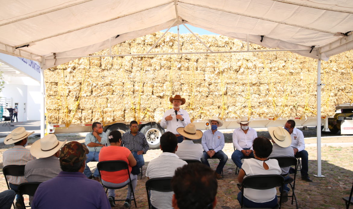 SEDEA entrega apoyos de forraje y agua en Tequisquiapan