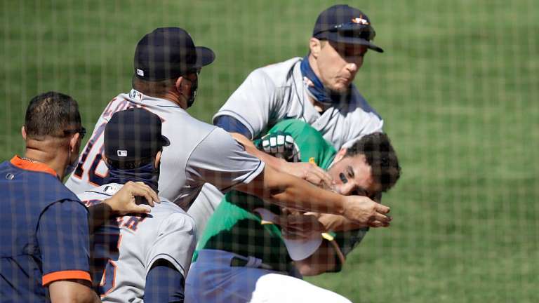 Mexicano se va a los golpes con rival en la MLB