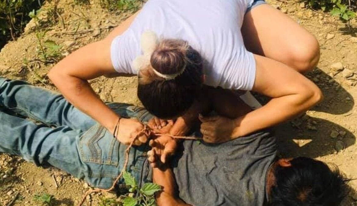 En Hidalgo, mujer somete a violador con una cuerda