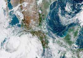 Huracán ‘Enrique’ se localiza en la costa de Jalisco y Nayarit