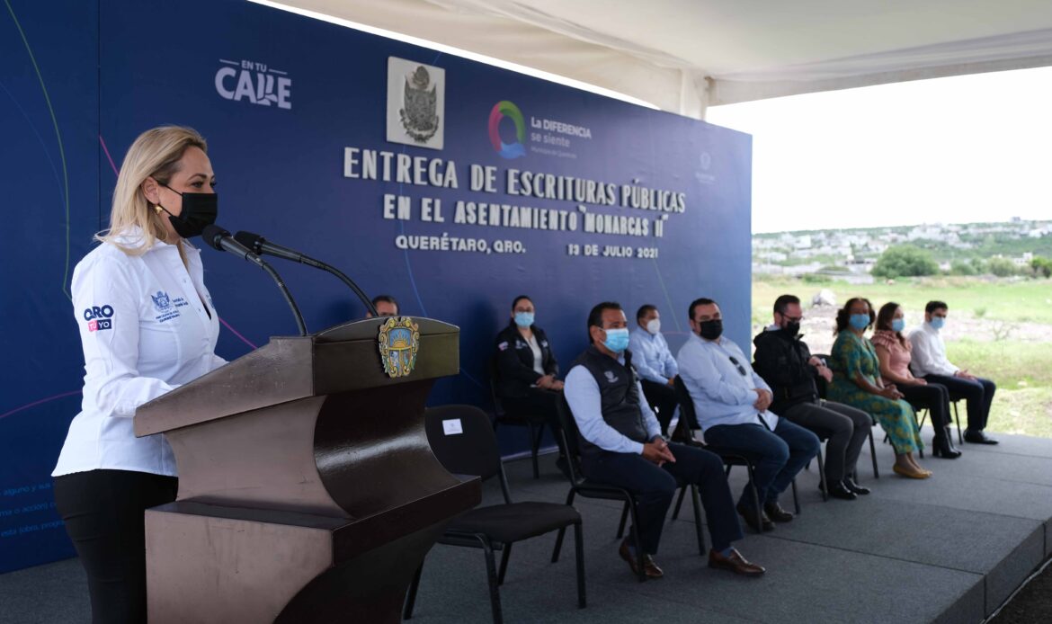 Entregan SEDESOQ y Municipio de Querétaro 45 escrituras en Monarcas II