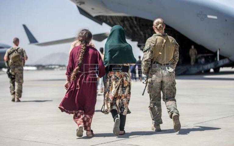 Talibanes aseguran que permitirán vuelos comerciales