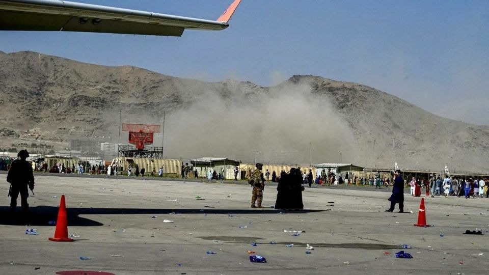 Explosión suicida en aeropuerto de Kabul deja al menos 13 muertos