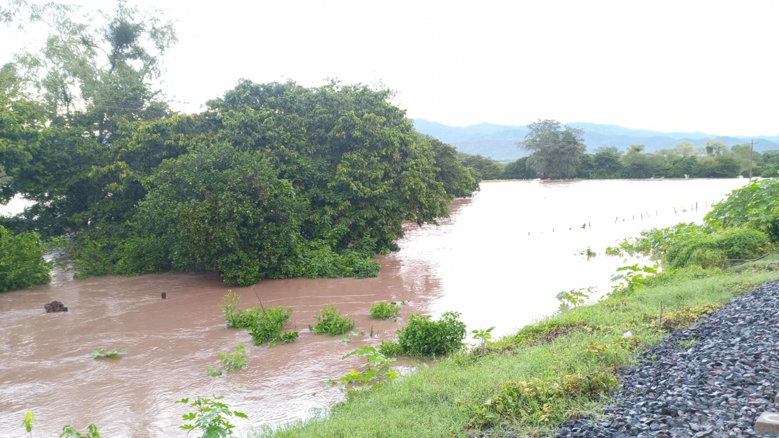 Desalojan a familias en Nayarit por desbordamiento de río
