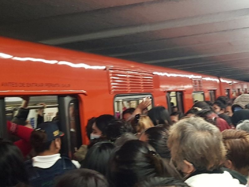 Desalojan vagón de Línea 1 del Metro de CDMX por falla en puertas