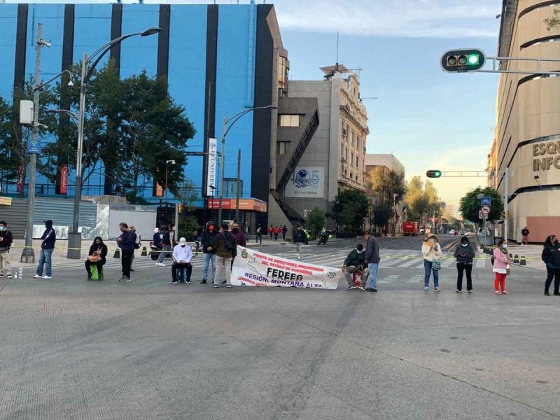 Maestros de Guerrero bloquean Paseo de la Reforma