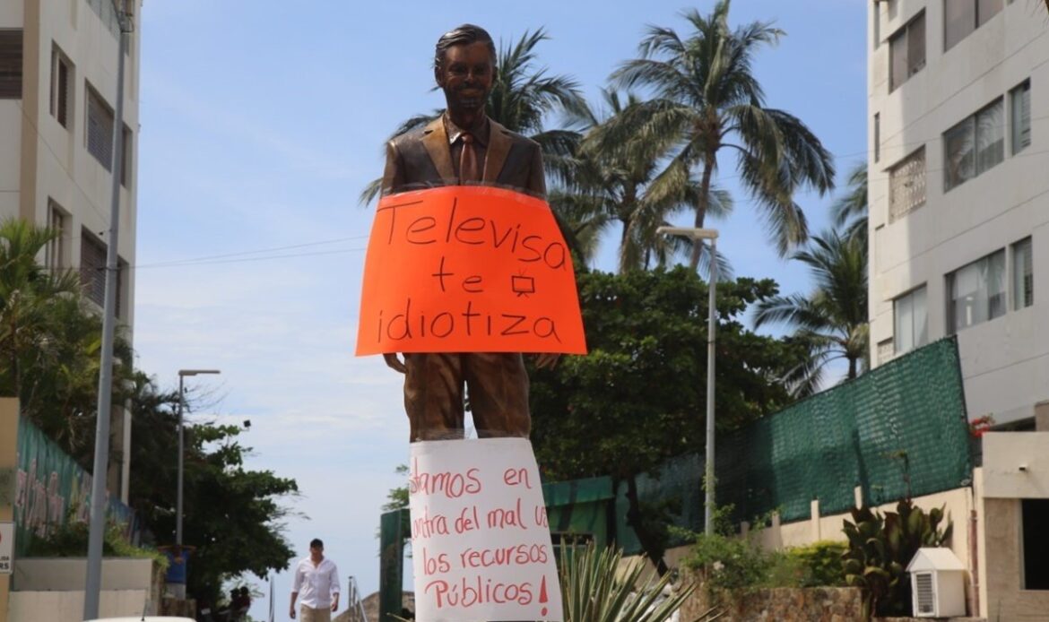 Vandalizan estatua de Eugenio Derbez en Acapulco; la consideran el «Monumento a la estupidez»