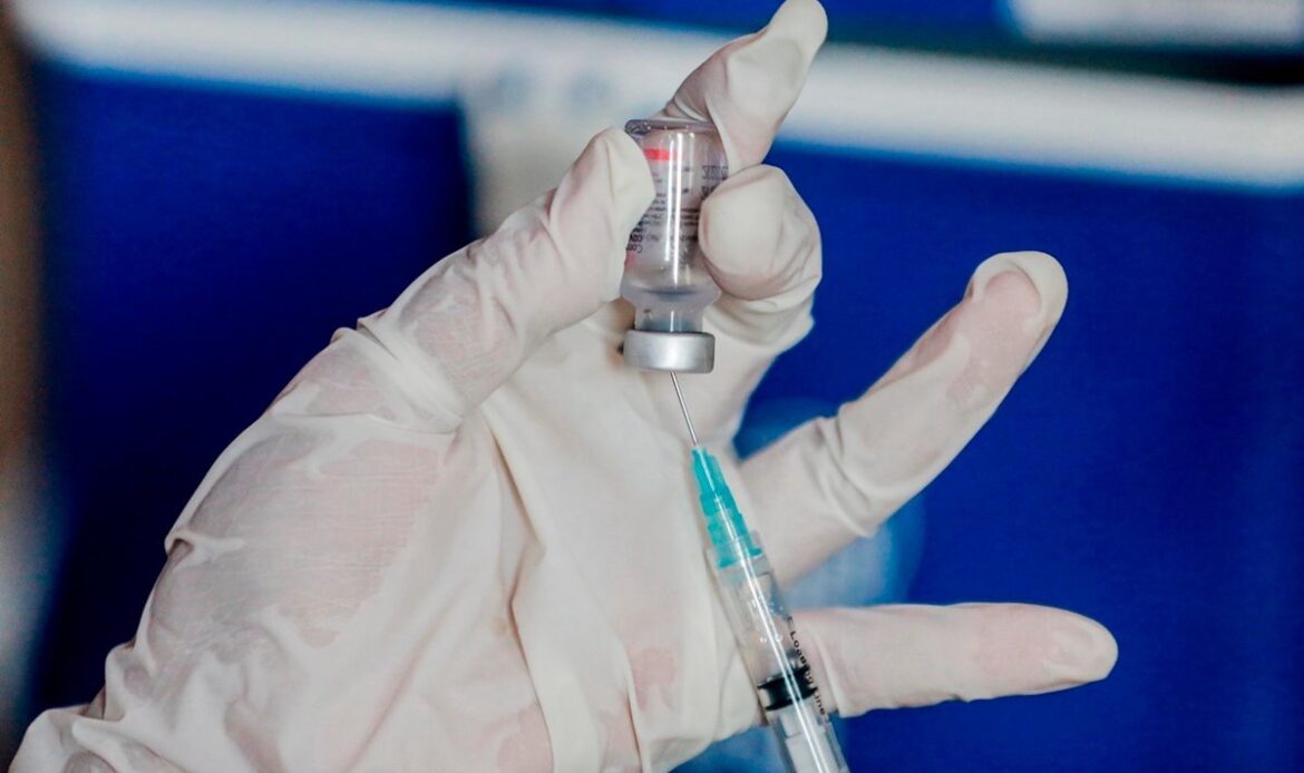 OMS recomienda tres dosis antiCovid de las vacunas Sinovac y Sinopharm a mayores de 60