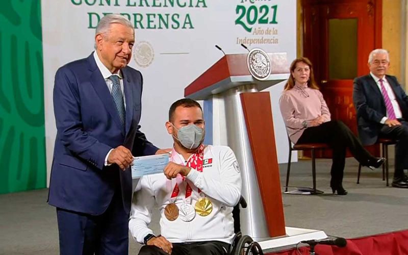Entrega López Obrador apoyos económicos a atletas olímpicos y paralímpicos
