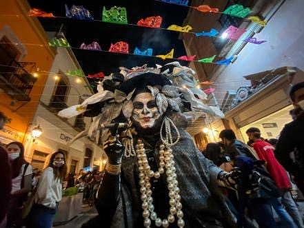 La Catrina Trina hace de las suyas en el Centro Histórico de Querétaro