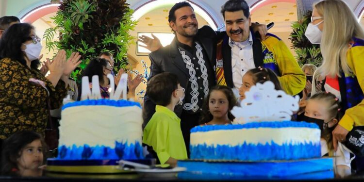 Pablo Montero canta rancheras en la celebración del cumpleaños de Nicolás Maduro