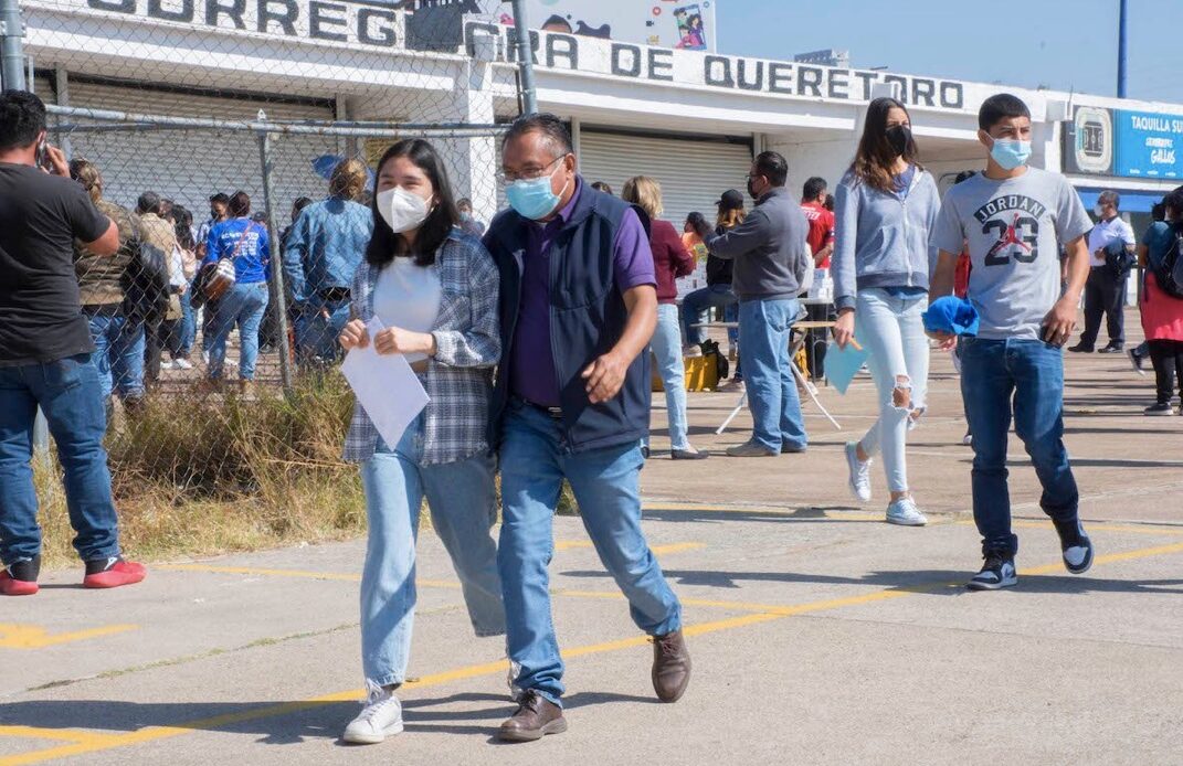 Nervios los traicionan; adolescentes reciben primera dosis contra el Covid-19 en Querétaro