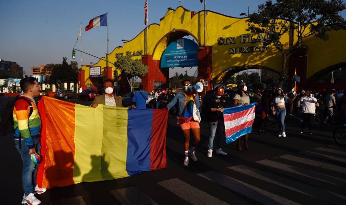 Comunidad LGBT aplica «besotón» y cierra vialidad al Ajusco en protesta por Six Flags
