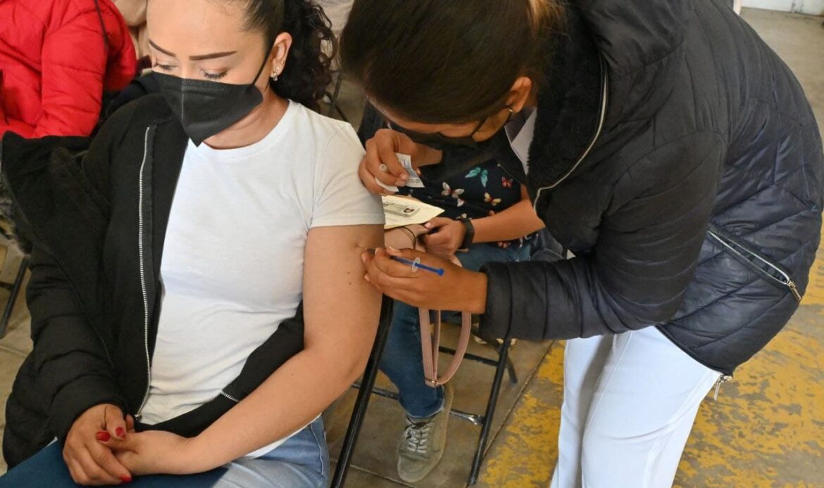 Más de 9 mil docentes vacunados en primera jornada de refuerzo