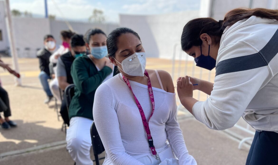 Personal del IMSS Querétaro recibe dosis de refuerzo contra COVID-19