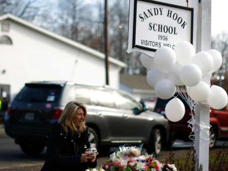 Familias de víctimas de tiroteo en escuela Sandy Hook logran acuerdo con Remington