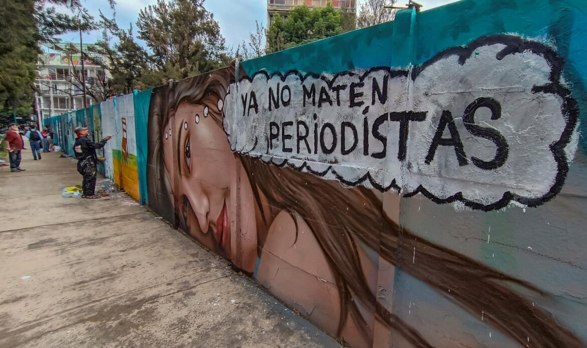 Pintan mural en México en memoria de periodistas asesinados